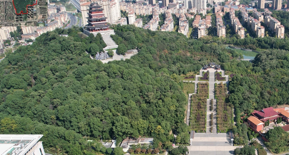 南山公园进行提升改造，拆除原有管理用房建设游客服务中心，在德化楼处新增扶梯